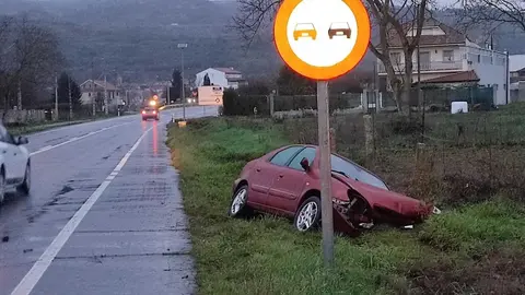 Veh&iacute;culo siniestrado en la N-525.