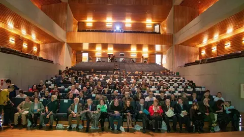 M&aacute;s de media entrada en el auditorio verinense en esta primera gala de la Cofrad&iacute;a de Vinos de Monterrei. | FOTOS: Jainer Barros.