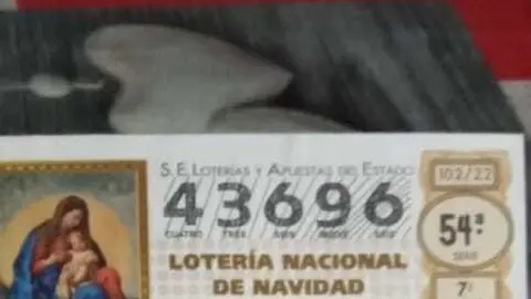 La imagen de uno de los d&eacute;cimos de uno de los agraciados, este en Vilardev&oacute;s.