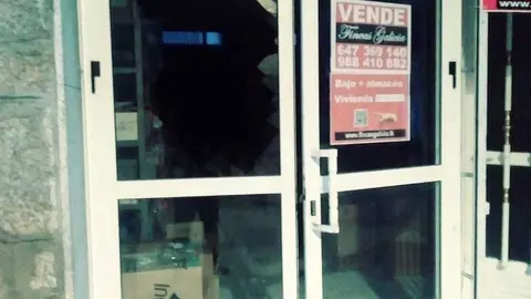 As&iacute; se encontraron los vecinos de la calle el almac&eacute;n de la farmacia a primera hora de la ma&ntilde;ana.
