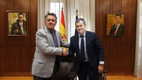 &Oacute;scar Outeiri&ntilde;o y Jos&eacute; Luis Su&aacute;rez, tras la firma del acuerdo. | FOTO: Alberto Guerra.