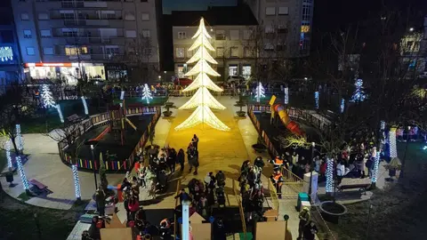 Ni&ntilde;os y ni&ntilde;as presenciaron la cabalgata y, m&aacute;s tarde, se dirigieron a la Praza do Concello. As&iacute; estaba. | FOTO: Xos&eacute; Lois Colmenero.