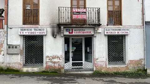 Los cacos robaron esta noche en Electrodom&eacute;sticos Jacinto Rodr&iacute;guez, en Laza.