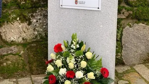 La placa que ya da nombre al parque "Paulino &Aacute;lvarez" de Vilardev&oacute;s.