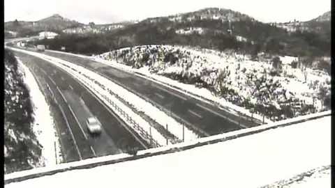 En As Estivadas la nieve sigue muy presente en los m&aacute;rgenes de la A - 52. | FOTO: DGT (16:00 horas).