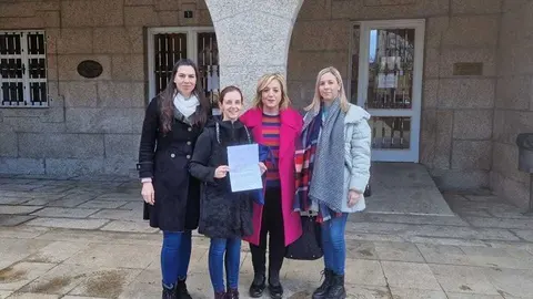Representantes de Pediatras en Ver&iacute;n Xa tras la presentaci&oacute;n del escrito.
