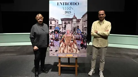 Emilia Somoza e Iago Blanco, na presentaci&oacute;n do cartel do Entroido de Ver&iacute;n. | FOTO: Noelia Caseiro.