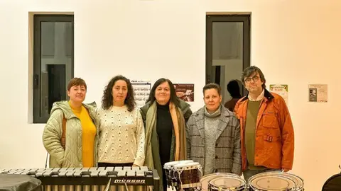 Una representaci&oacute;n de la Anpa del Conservatorio, delante de algunos de los instrumentos adquiridos. | FOTO: