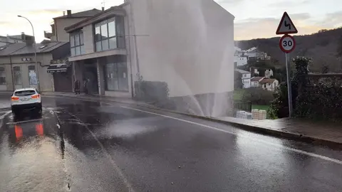 El desprendimiento del muro ocasion&oacute; una fuga de agua. | FOTO: Cedida.