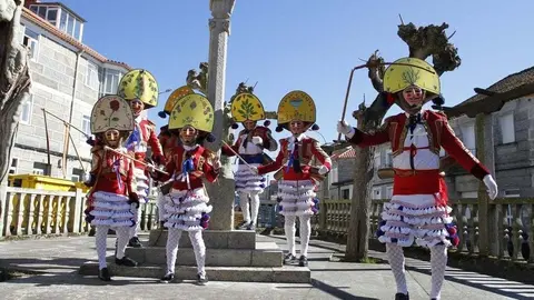 Los Zarramoncalleiros, con su caracter&iacute;stico traje, ser&aacute;n los protagonistas de las salidas tras la misa y los desfiles.