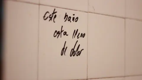Unha das m&uacute;ltiples pintadas que abundan na infraestrutura | FOTO: Anabel Garc&iacute;a Sim&oacute;n
