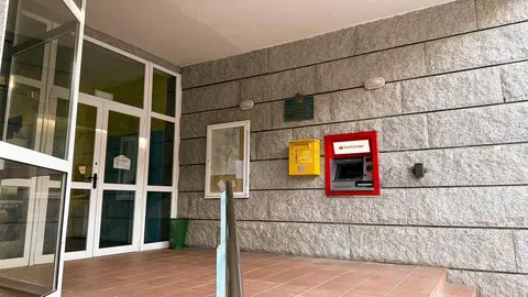 El cajero, a la entrada de la Casa da Cultura de Monterrei. | FOTO: Anabel G. Sim&oacute;n.
