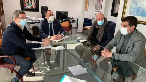O conselleiro Julio Garc&iacute;a Comesa&ntilde;a, no centro, co alcalde da Gudi&ntilde;a Jos&eacute; Mar&iacute;a  Lago &aacute; s&uacute;a esquerda.