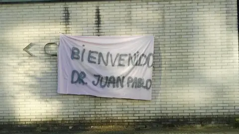 Una s&aacute;bana le daba la bienvenida, de nuevo, al pediatra Juan Pablo Garc&iacute;a al centro de salud de Ver&iacute;n. | FOTO: Xos&eacute; Lois Colmenero.