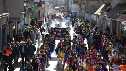 El desfile infantil llegando a la Plaza Garc&iacute;a Barb&oacute;n. | FOTO: Anabel G. Sim&oacute;n