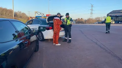 Momento en el que le notifican la sanci&oacute;n al conductor interceptado. | FOTO: Guardia Civil de Tr&aacute;fico.