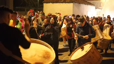 Las calles se llenaron de gente un viernes m&aacute;is para bailar al ritmo de los bombos. | FOTO: Anabel G. Sim&oacute;n.