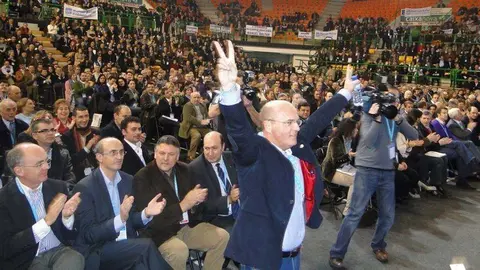 N&oacute;tese el entusiasmo con el que aplaud&iacute;a Jim&eacute;nez al electo presidente del PP ourensano, en aquel enero de 2010.