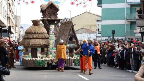 La aldea gala de Ast&eacute;rix, una de las carrozas m&aacute;s llamativas del desfile verinense. | FOTO: Anabel G. Sim&oacute;n.
