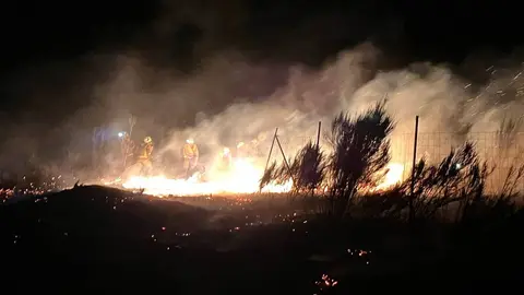 Los escasos efectivos disponibles y voluntarios trabajaron en la extinci&oacute;n del incendio en A Mezquita.