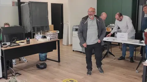 An&iacute;bal Blanco, uno de los cr&iacute;ticos de la actual gesti&oacute;n de la D. O. , este domingo, en el recuento de papeletas, con Lara Da Silva oculta tras la pantalla de un ordenador. | FOTO: Xos&eacute; Lois Colmenero.
