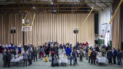 O tradicional xantar de despedida do Entroido tivo lugar no pavill&oacute;n polideportivo. | FOTO: Carlos Montero.