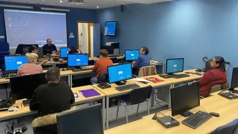 Ocho son las personas que acuden todas las ma&ntilde;anas a la Casa da Xuventude de Ver&iacute;n.