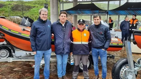 El alcalde de Viana, Andr&eacute;s Monstesinos, se desplaz&oacute; a Santiago acompa&ntilde;ado de miembros de Protecci&oacute;n Civil de Viana para recibir la embarcaci&oacute;n.