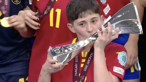 Ant&iacute;a P&eacute;rez bica o trofeo de ga&ntilde;adoras da Eurocopa de F&uacute;tbol Sala Feminino.