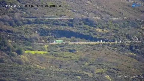 Imagen de las c&aacute;maras de la DGT donde se puede ver el cami&oacute;n implicado en el accidente.