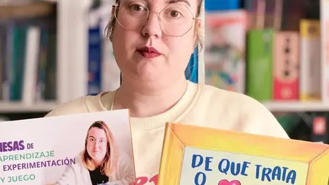 Inma Jard&oacute;n, con dous dos seus libros.