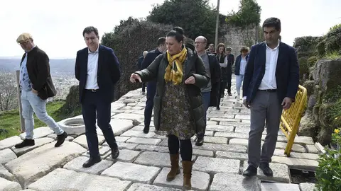 O conselleiro Rom&aacute;n Rodr&iacute;guez -segundo &aacute; esquerda da imaxe-, recorre co alcalde da Gudi&ntilde;a, Jos&eacute; Mar&iacute;a Lago; o delegado da Xunta en Ourense, Gabriel Al&eacute;n, e a arquitecta Ana Carrajo, parte do Cami&ntilde;o Real.
