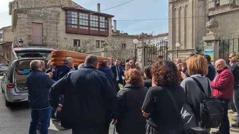 El f&eacute;retro con los restos de Jos&eacute; Luis Carrasco a la llegada de la iglesia parroquial. | FOTO: Xos&eacute; Lois Colmenero.