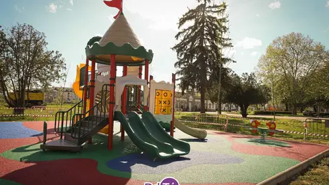 Nuevo parque infantil en Fontenova. | FOTO: Anabel G. Sim&oacute;n.