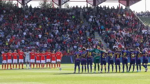 Los jugadores de ambos equipos y la grada, en pie en memoria de Jos&eacute; Luis Carrasco.