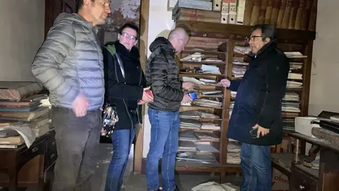 Jonat&aacute;s Gago, presidente da D.O., con C&eacute;sar Llana, do Museo do Vi&ntilde;o de Galicia, con t&eacute;cnicos no despacho de Recaredo Romero.