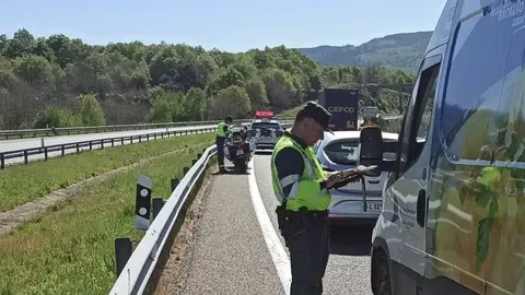 Control establecido por la Guardia Civil en la A-52.