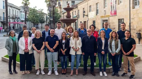 Manuel Baltar, con los integrantes de la candidatura popular de Ver&iacute;n, en la Praza da Merc&eacute;.
