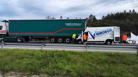 El furg&oacute;n impact&oacute; por detr&aacute;s contra el cami&oacute;n, donde qued&oacute; encajado.
