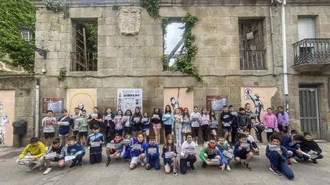 Os nenos e nenas do Mar&iacute;a Inmaculada diante dunha das obras na r&uacute;a da Cruz.