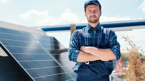 Un instalador de placas solares fotovoltaicas.