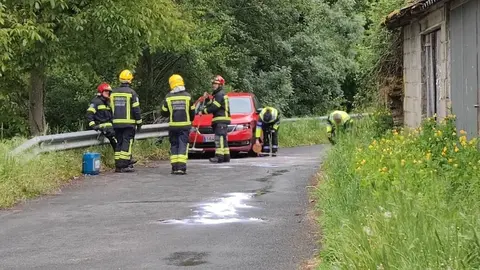 Uno de los veh&iacute;culos implicados en el accidente. | FOTO: Xos&eacute; Lois Colmenero.