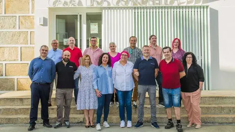 Los integrantes de la lista de Veci&ntilde;os, con la doctora Carmen Sola en primera fila -cuarta-.