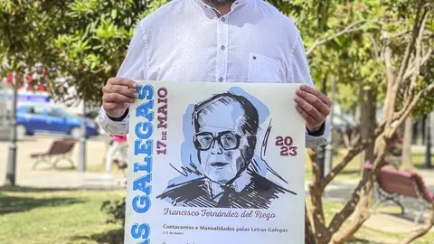 Diego Lourenzo con el cartel de la programaci&oacute;n de las Letras Gallegas. | FOTO: Cedida.