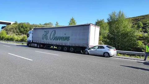 El turismo colision&oacute; qued&oacute; atrapado debajo del cami&oacute;n contra el que impact&oacute; en la A-52, a su paso por A Gudi&ntilde;a.