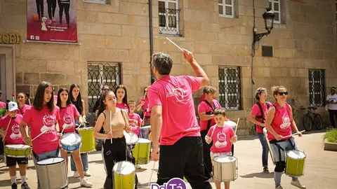 Andr&eacute;s Rivero y sus alumnos en la Plaza de la Merced. | FOTO: Anabel G. Sim&oacute;n.