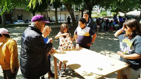 Compartiendo juegos. | FOTO: Xos&eacute; Lois Colmenero.
