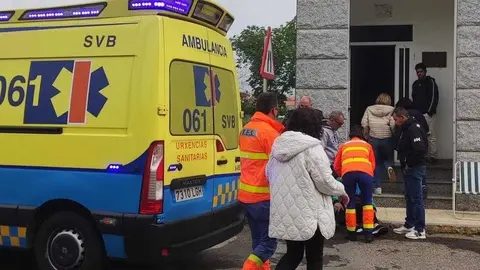 El 061 se desplaz&oacute; al local social de Vilaza, donde un matrimonio de personas mayores result&oacute; herido al acudir a votar.