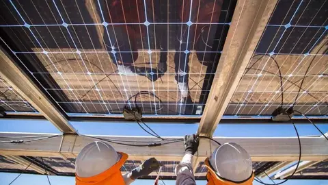 Trabajos en planeles solares. | FOTO: Soltec.