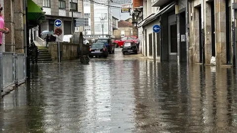 Una vez m&aacute;s, la calle Mayor, completamente anegada en su confluencia con la plaza Del Rey. | FOTO: Anabel Garc&iacute;a Sim&oacute;n.